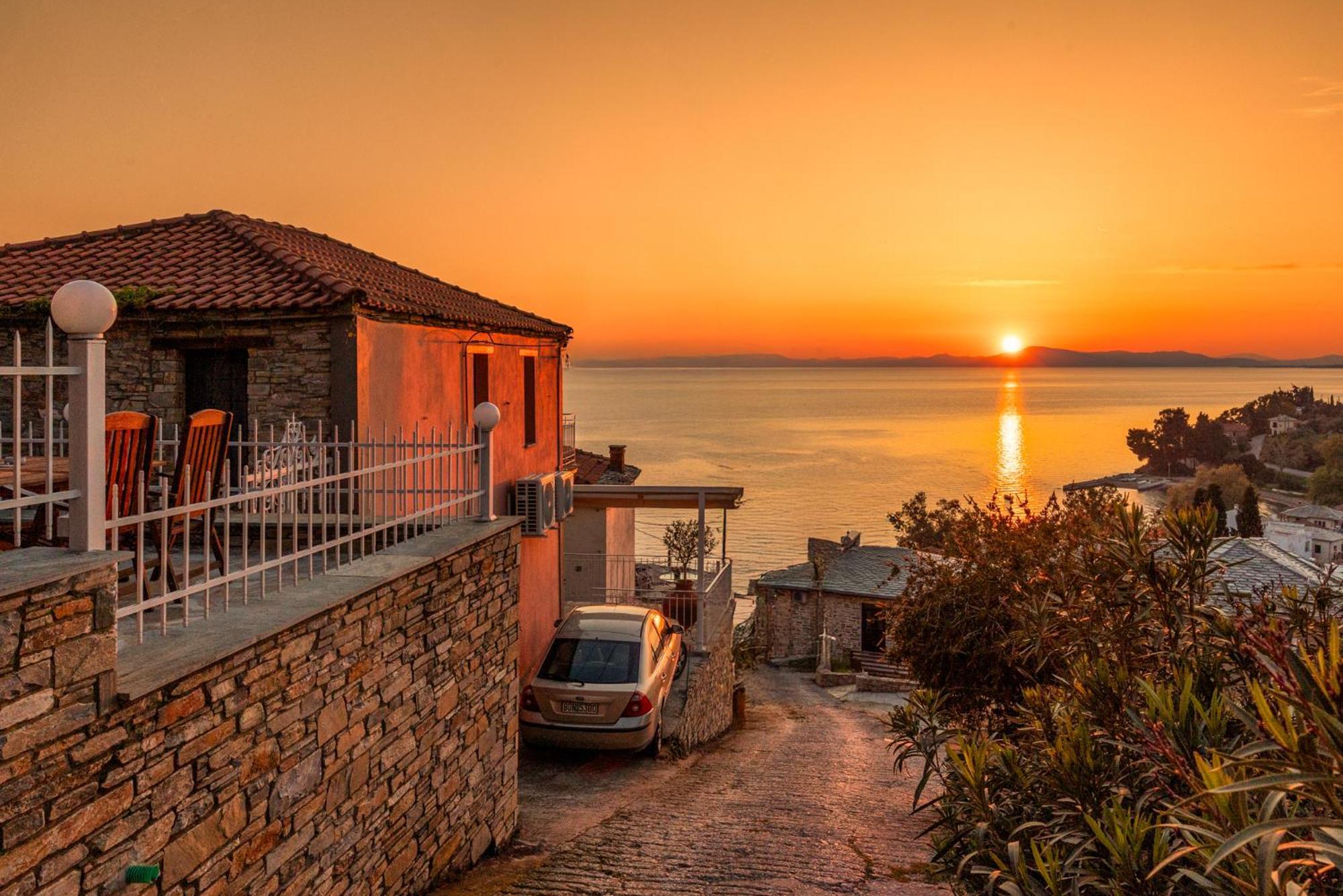 Stone cottage sunset view Áfissos Esterno foto